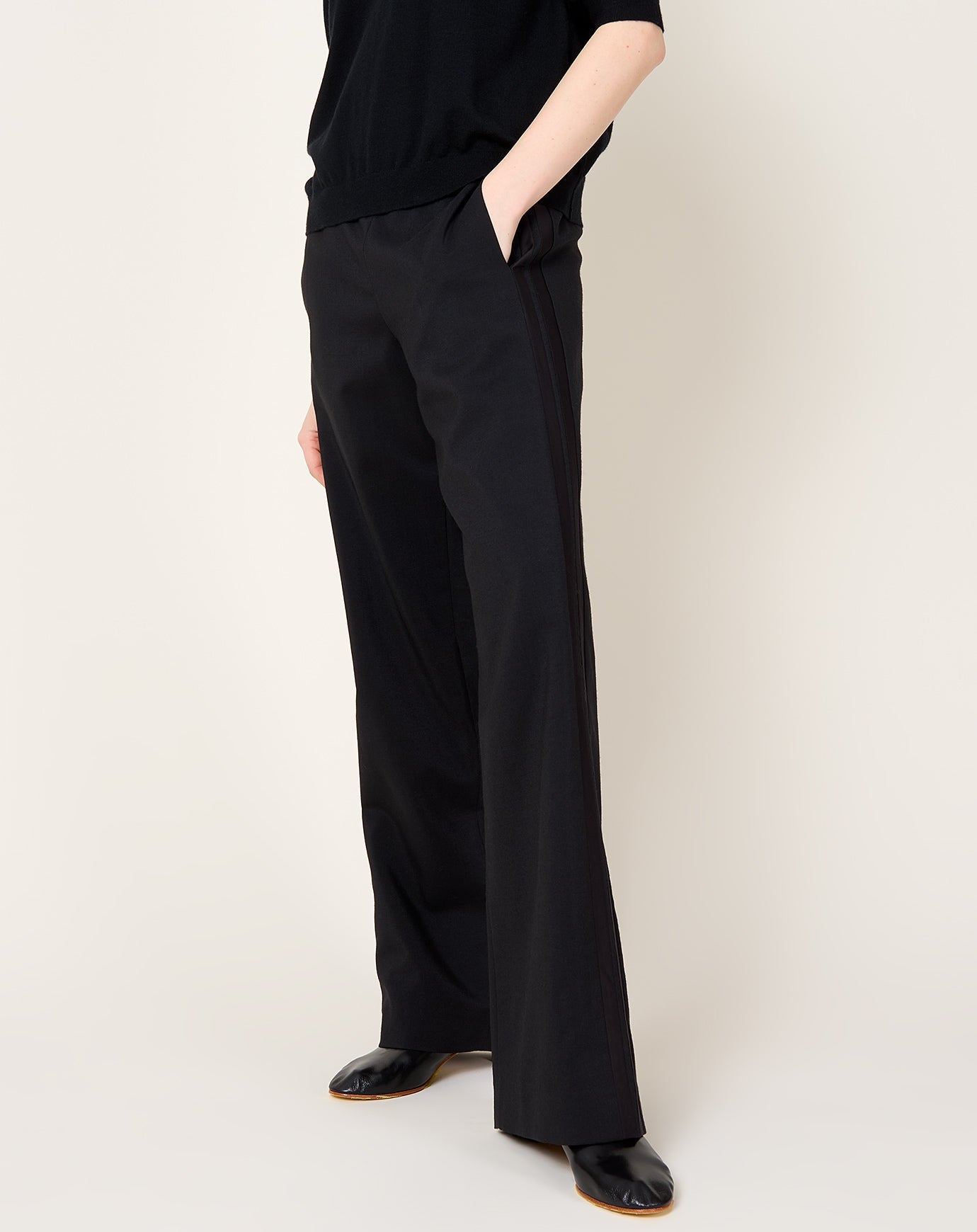 6397 Relaxed Tuxedo Trouser in Black