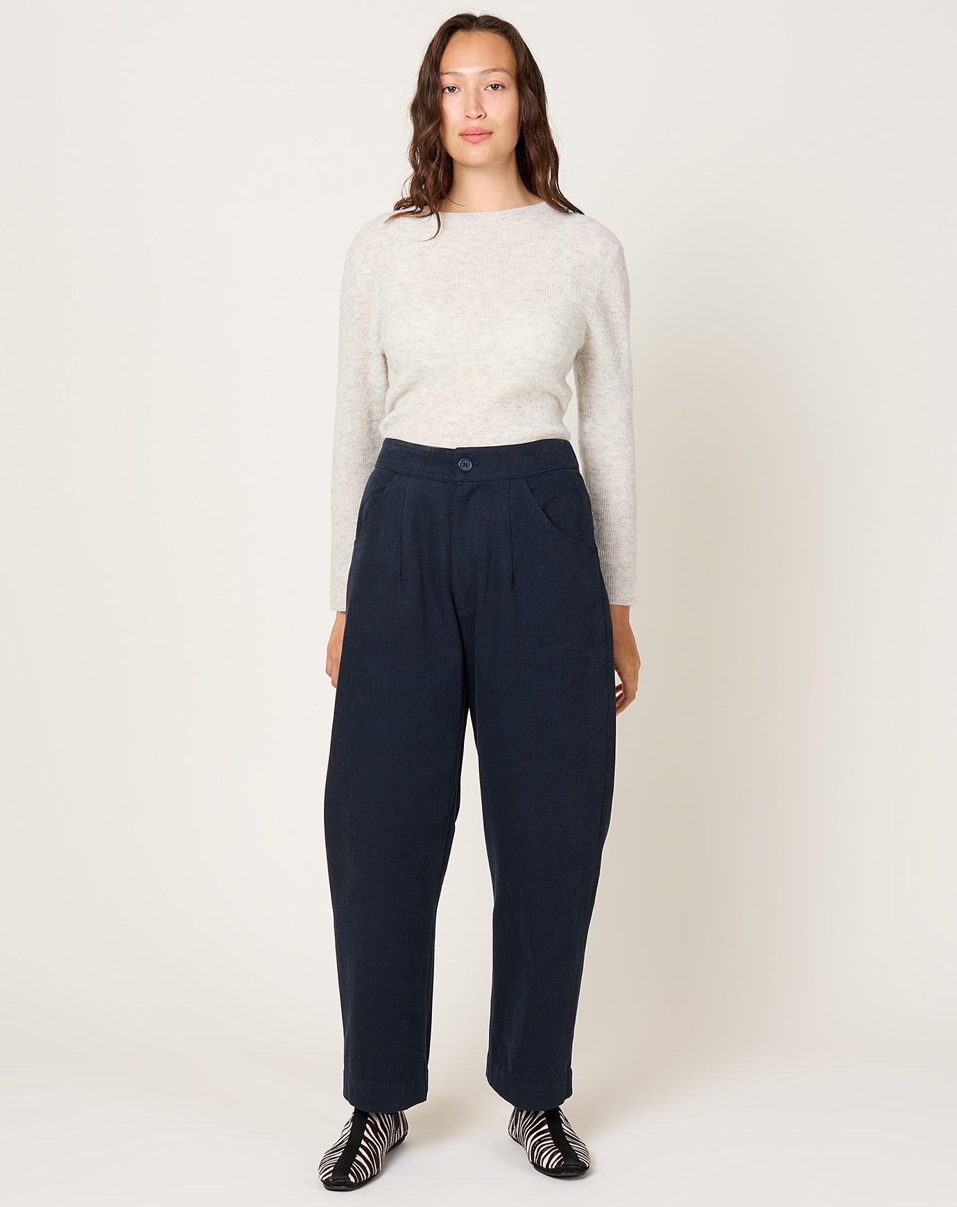 7115 by Szeki Curve Leg Trouser in Navy Black