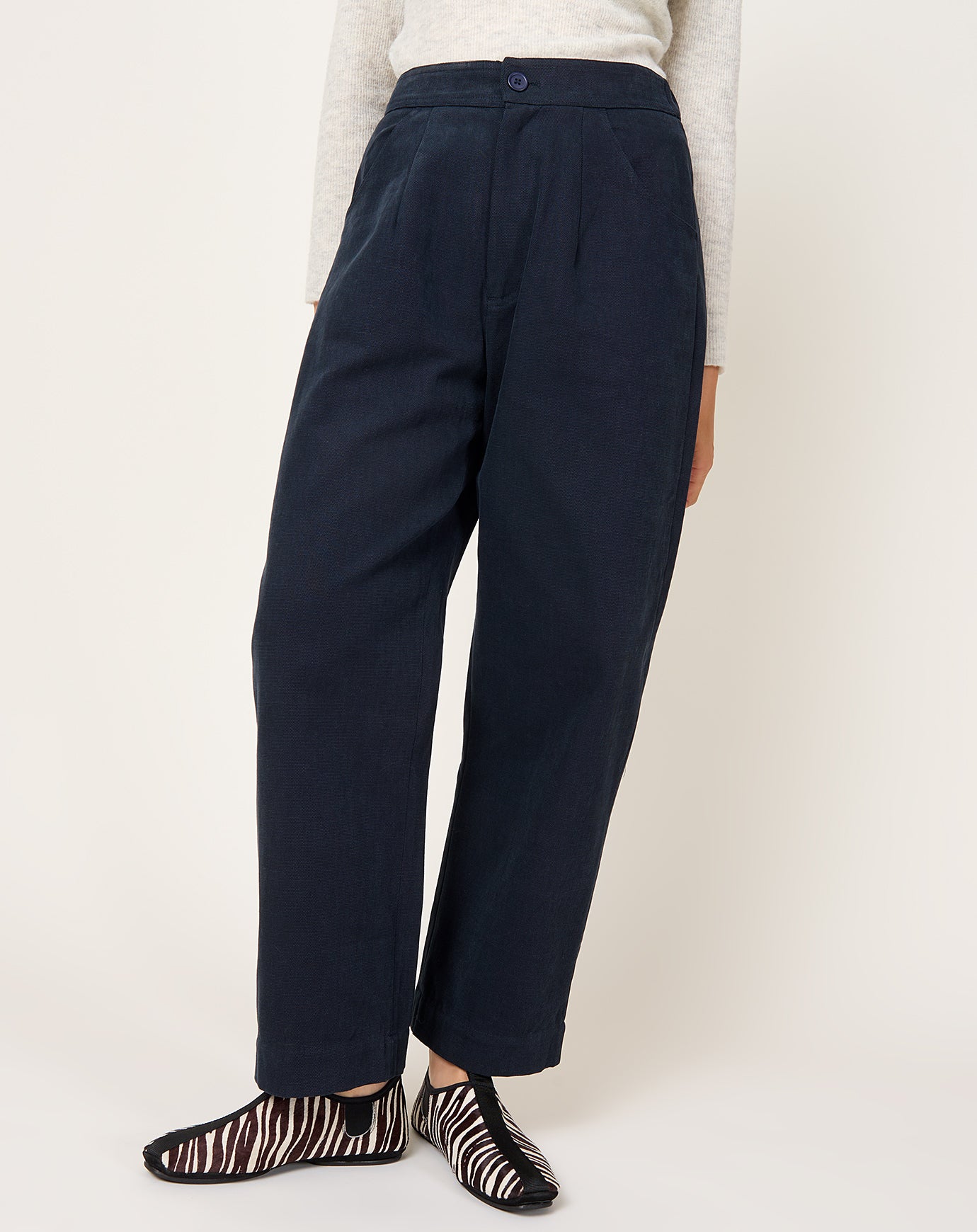7115 by Szeki Curve Leg Trouser in Navy Black