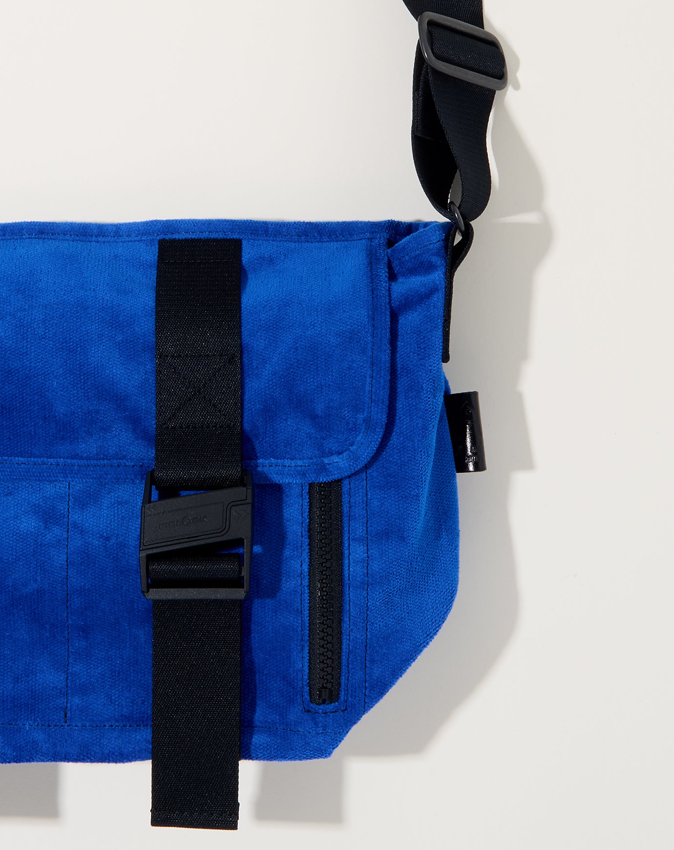 Amiacalva Corduroy Messenger Bag S in Blue