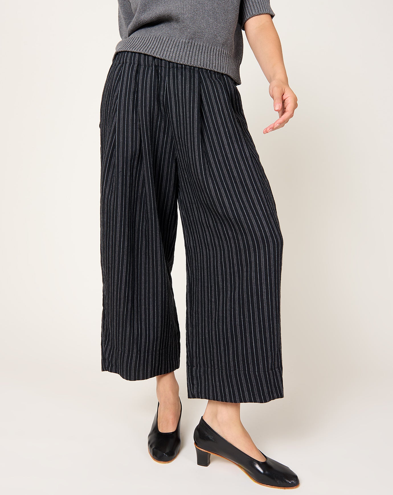 apuntob Pleated Wool Linen Trouser in Nero Stripe