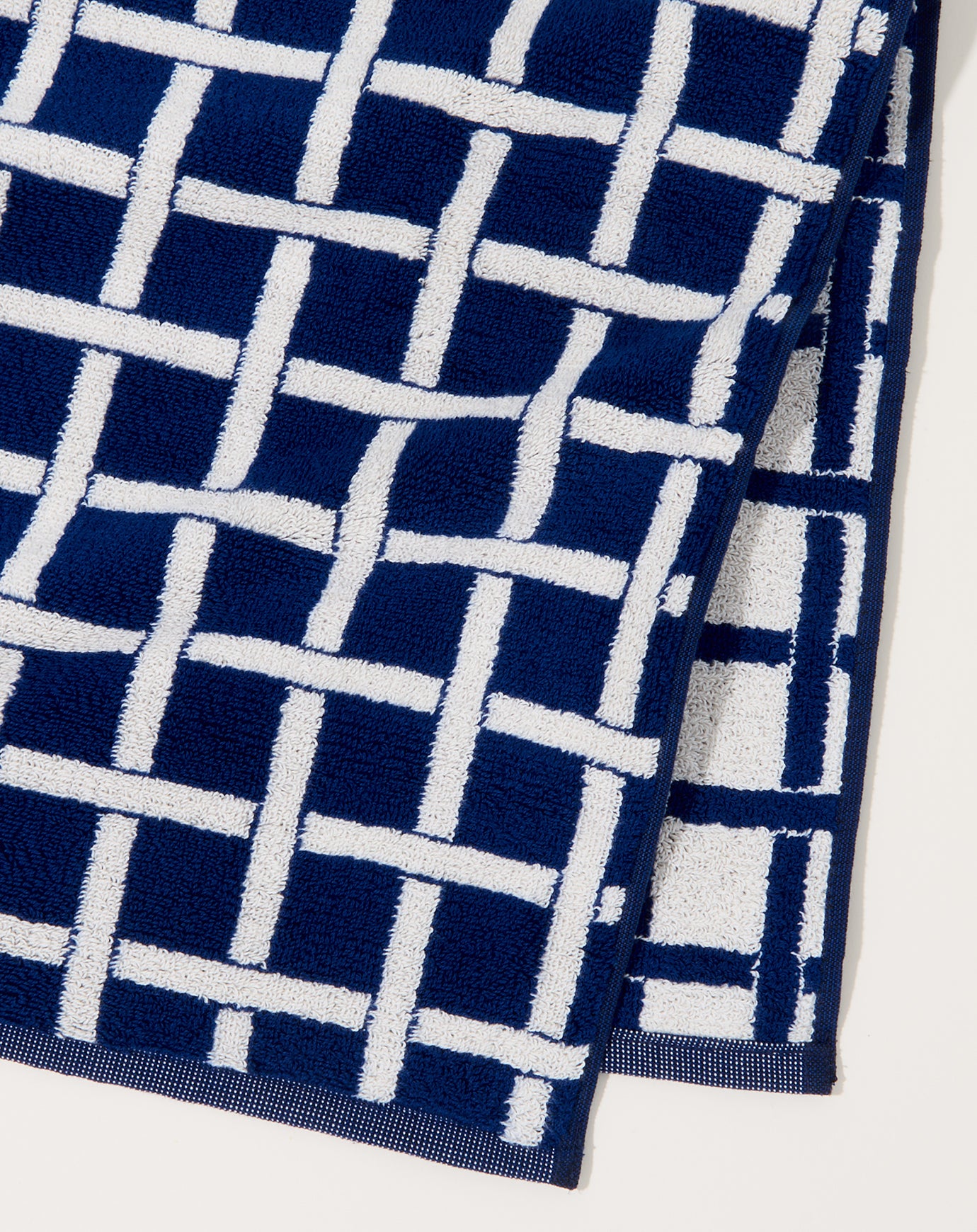 Dusen Dusen Navy Pattern Tabby Hand Towel