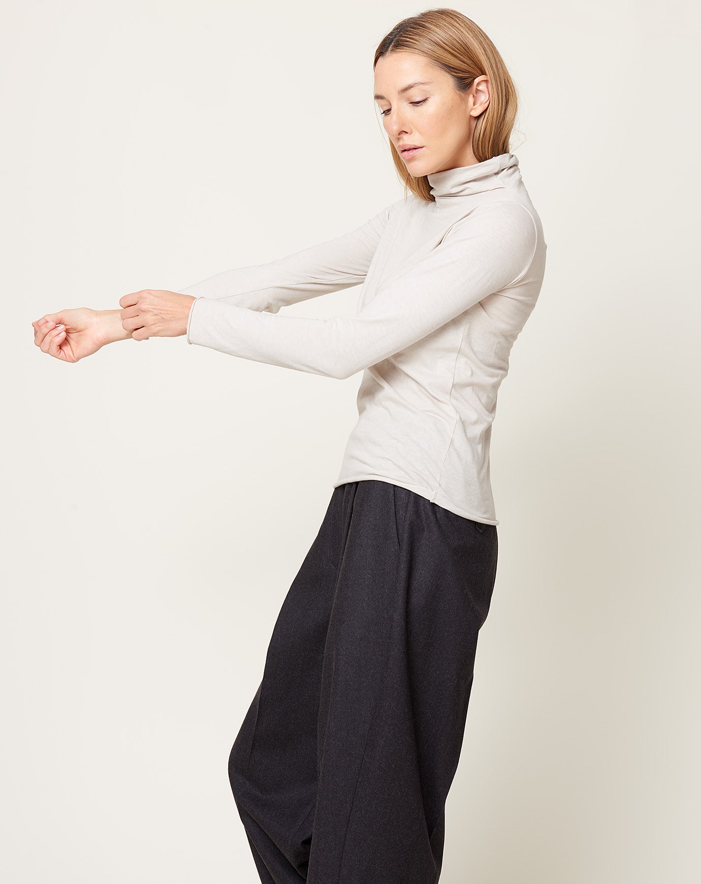 evam eva cut&sew Turtleneck in Grege