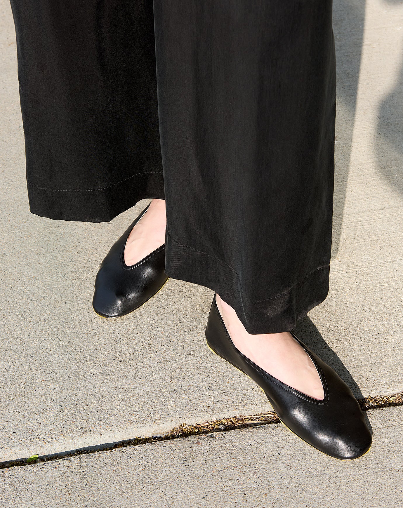 Le Monde Béryl Luna Slipper in Black