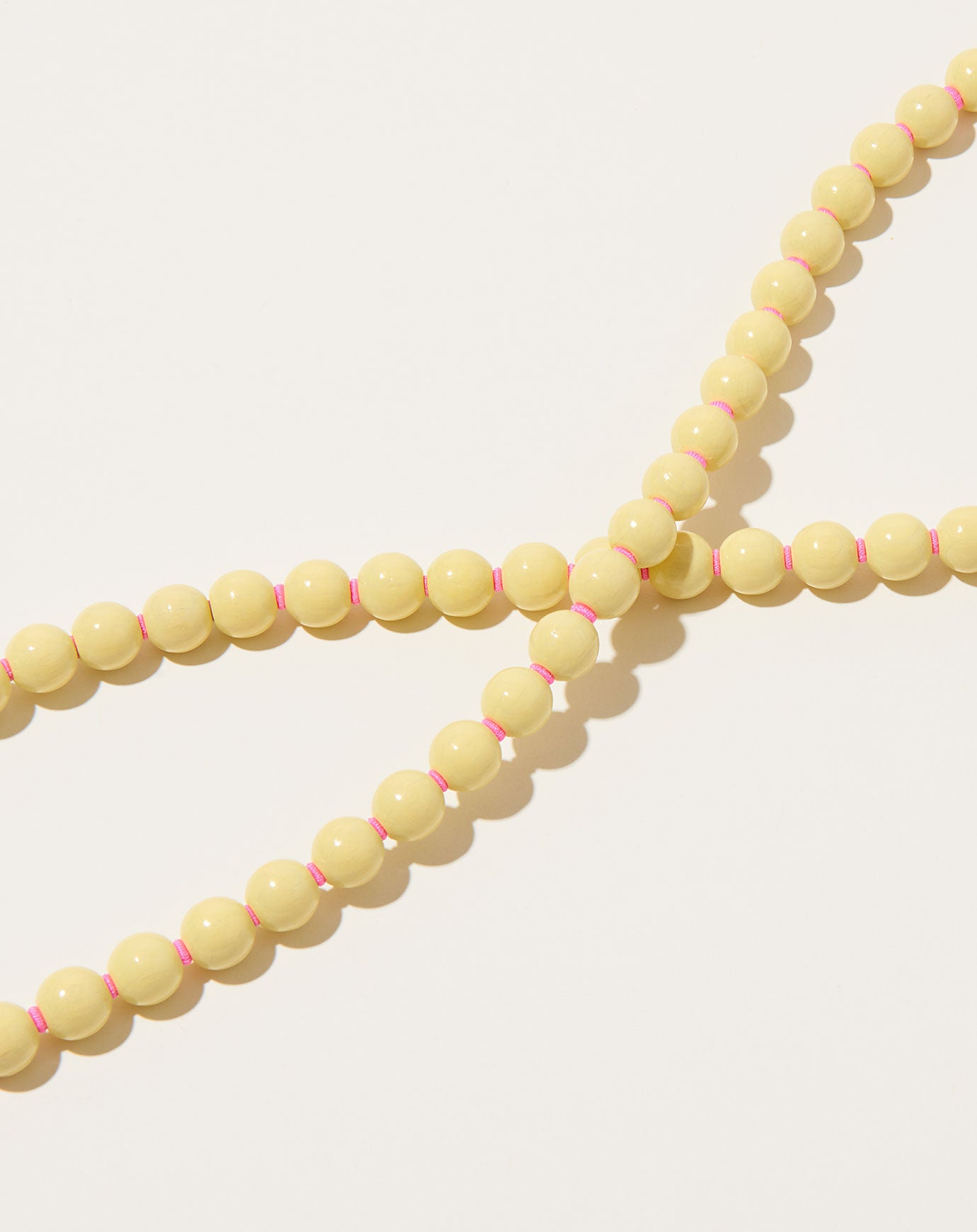 Ina Seifart Handykette iPhone Necklace in Pastel Yellow on Pink