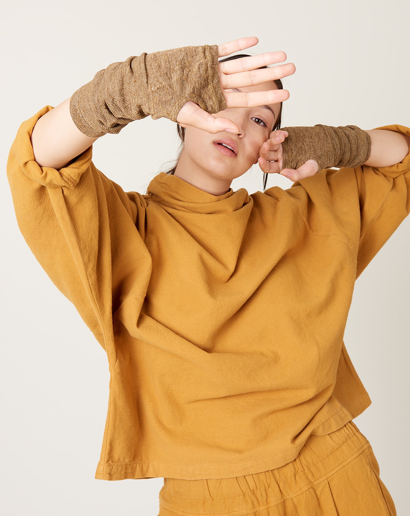 Nishiguchi Kutsushita Short Linen Arm Covers in Khaki