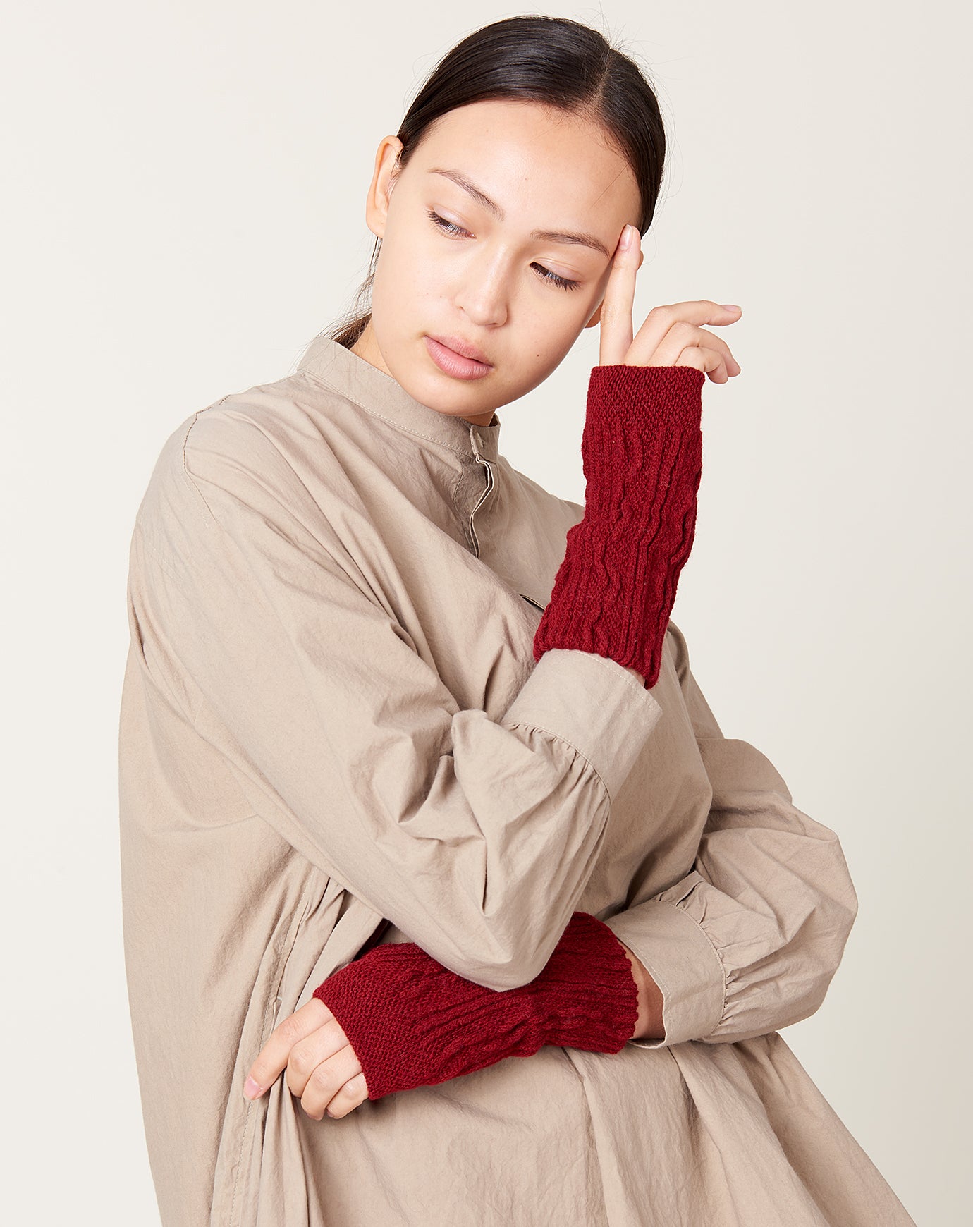 Nishiguchi Kutsushita Wool Hand Warmers in Bordeux