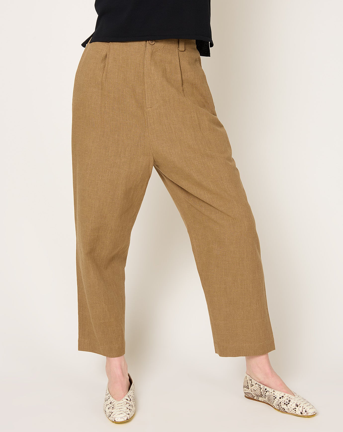 7115 by Szeki Elastic Dropped Crotch Trouser in Caramel