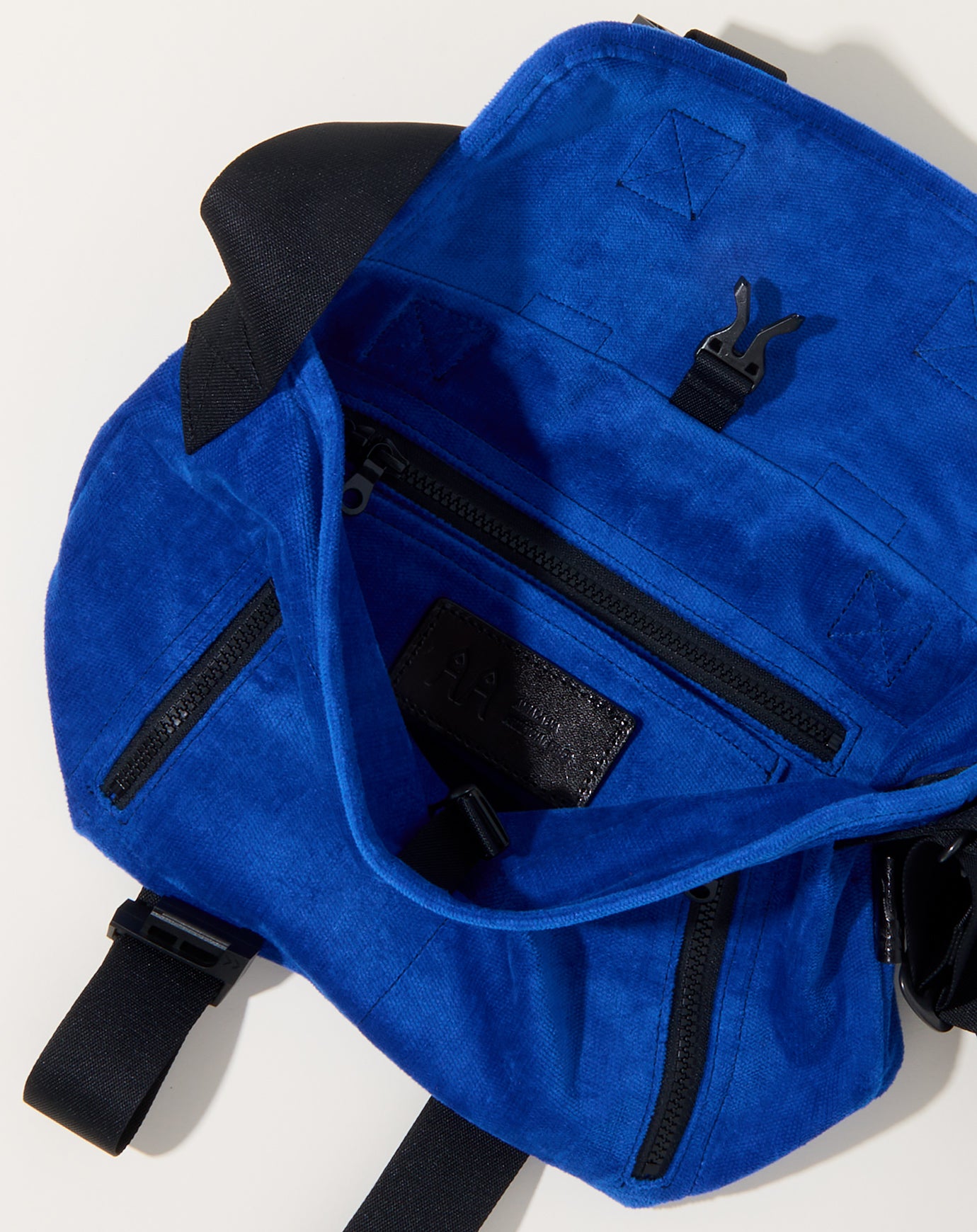 Amiacalva Corduroy Messenger Bag S in Blue