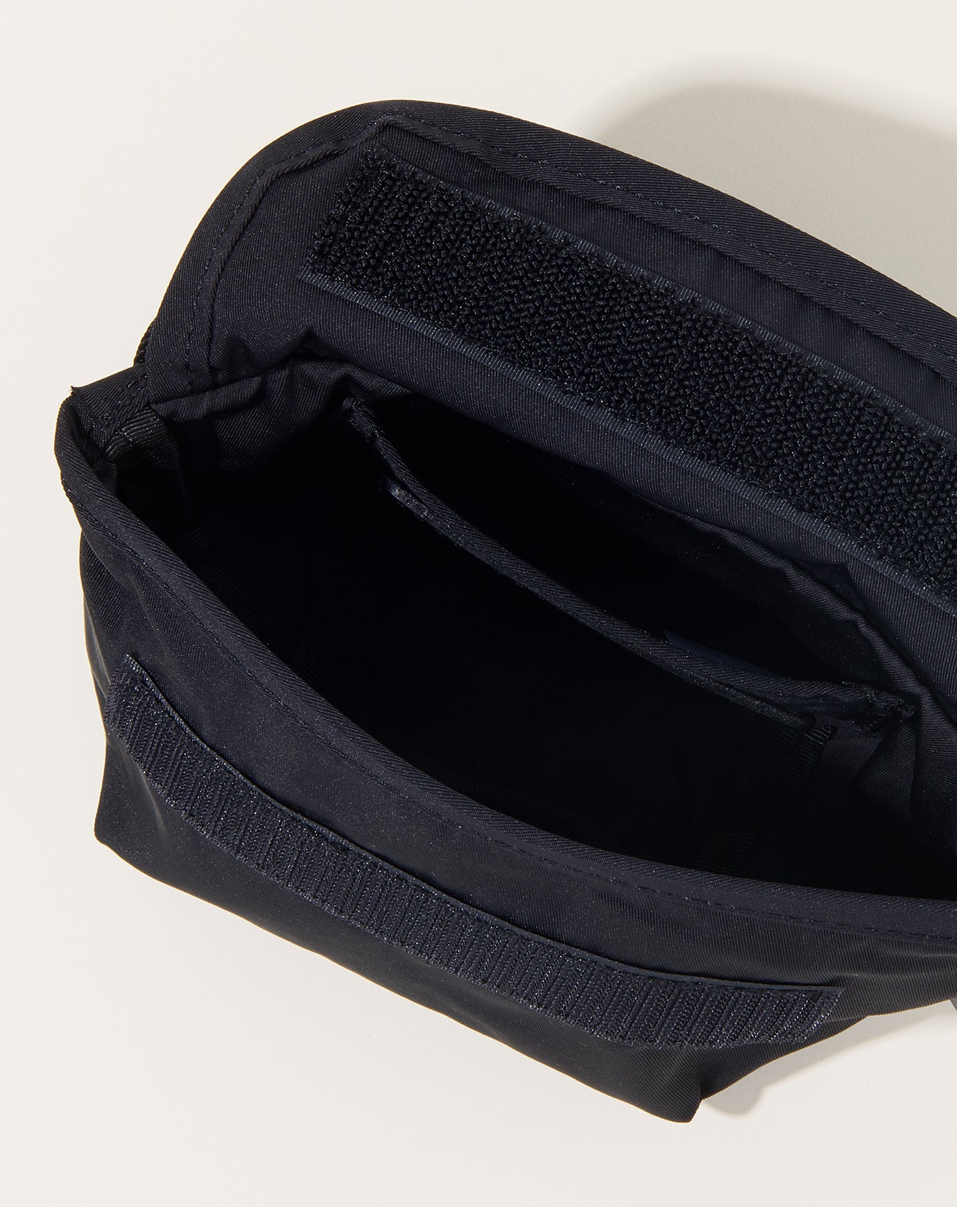 Amiacalva Gabardine Portable Messenger in Black
