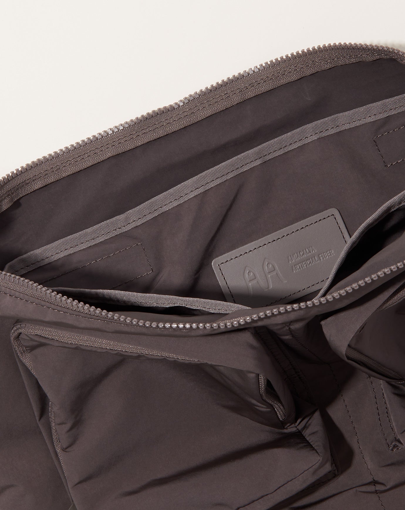 Amiacalva Split Yarn Bodybag in Grey