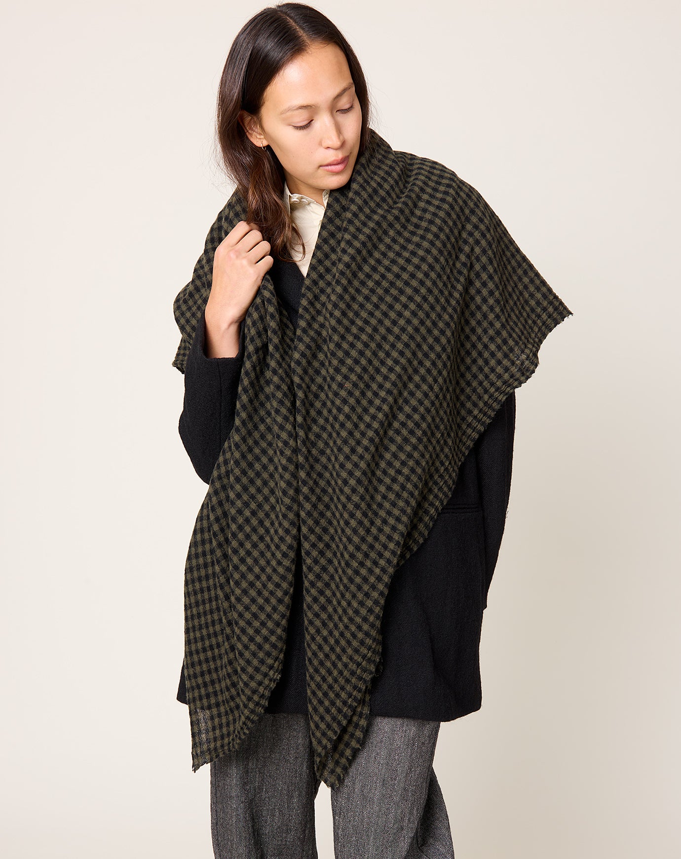 apuntob Big Square Cashmere Stole in Military Black