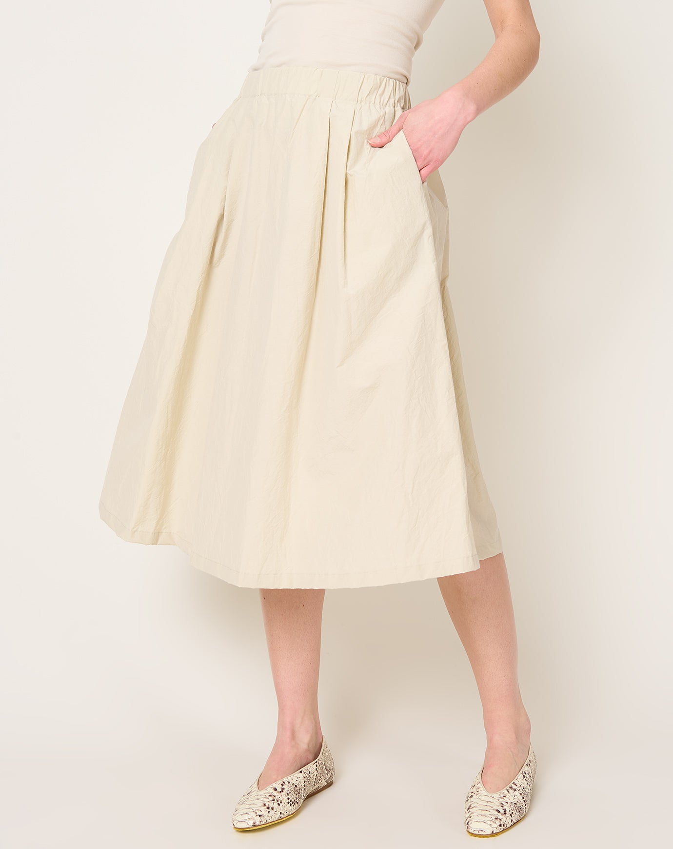 apuntob Pleated Tech Poplin Skirt in Cappuccino
