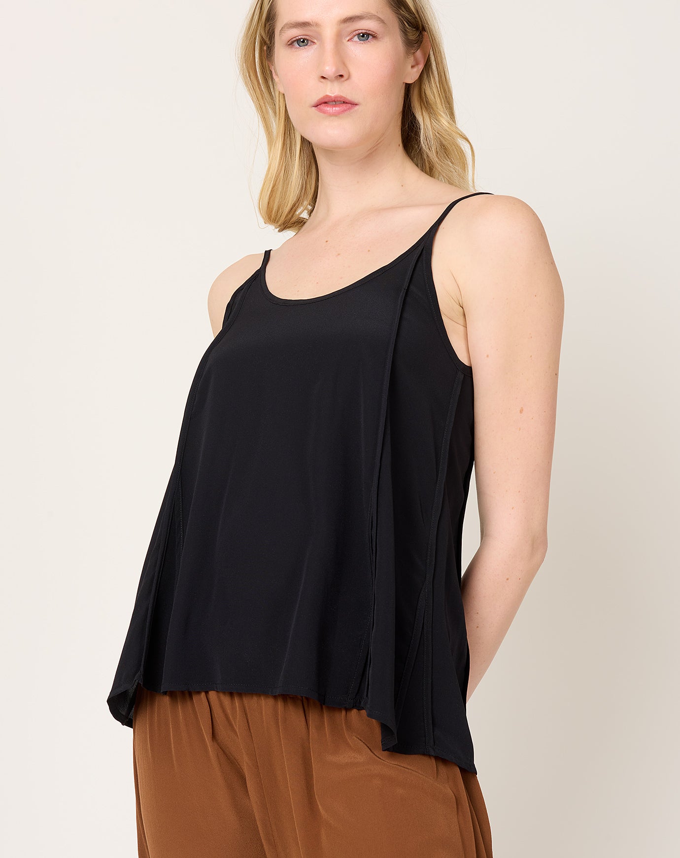 Baserange Ade Top in Black