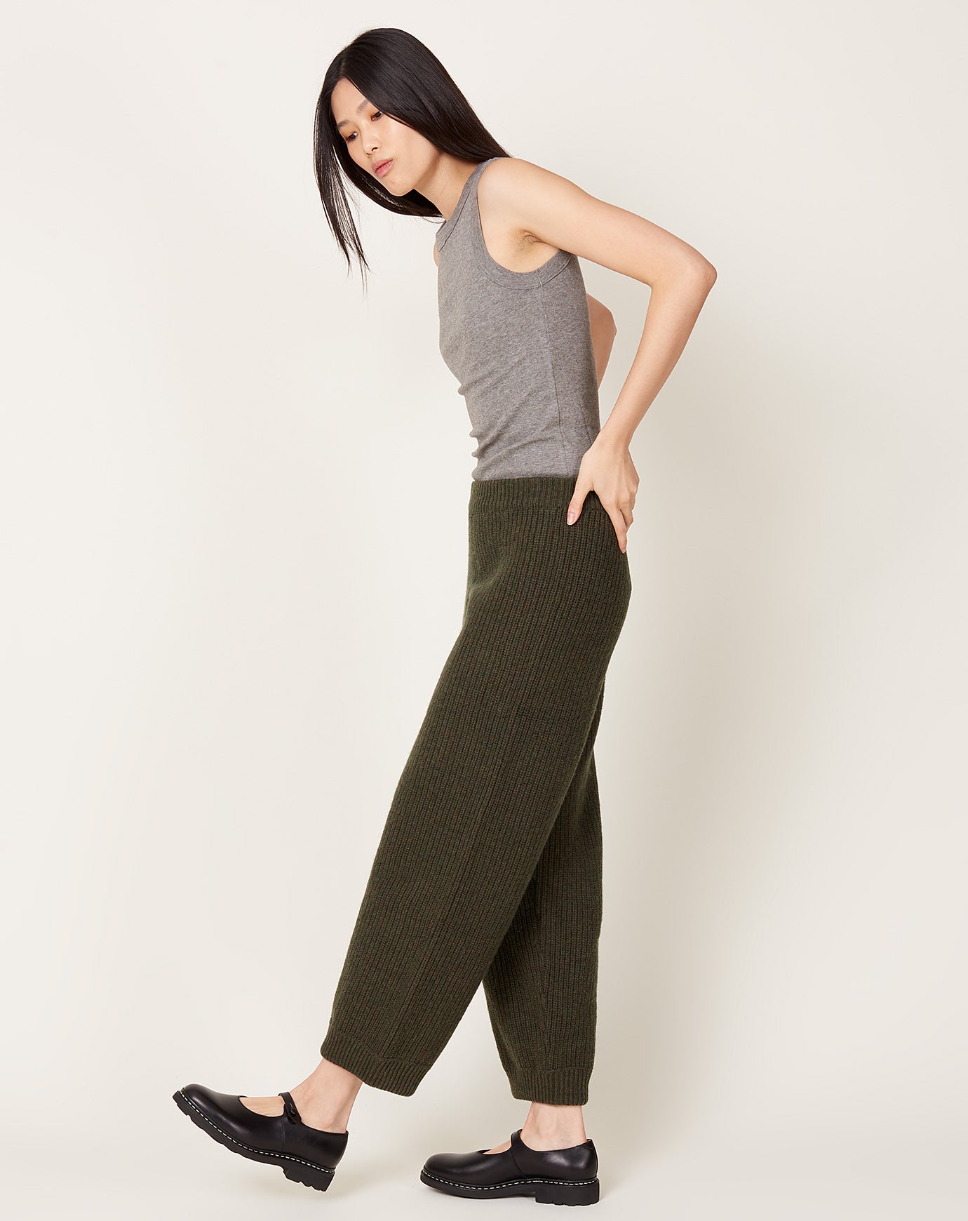 Baserange Mea Pants in Foret