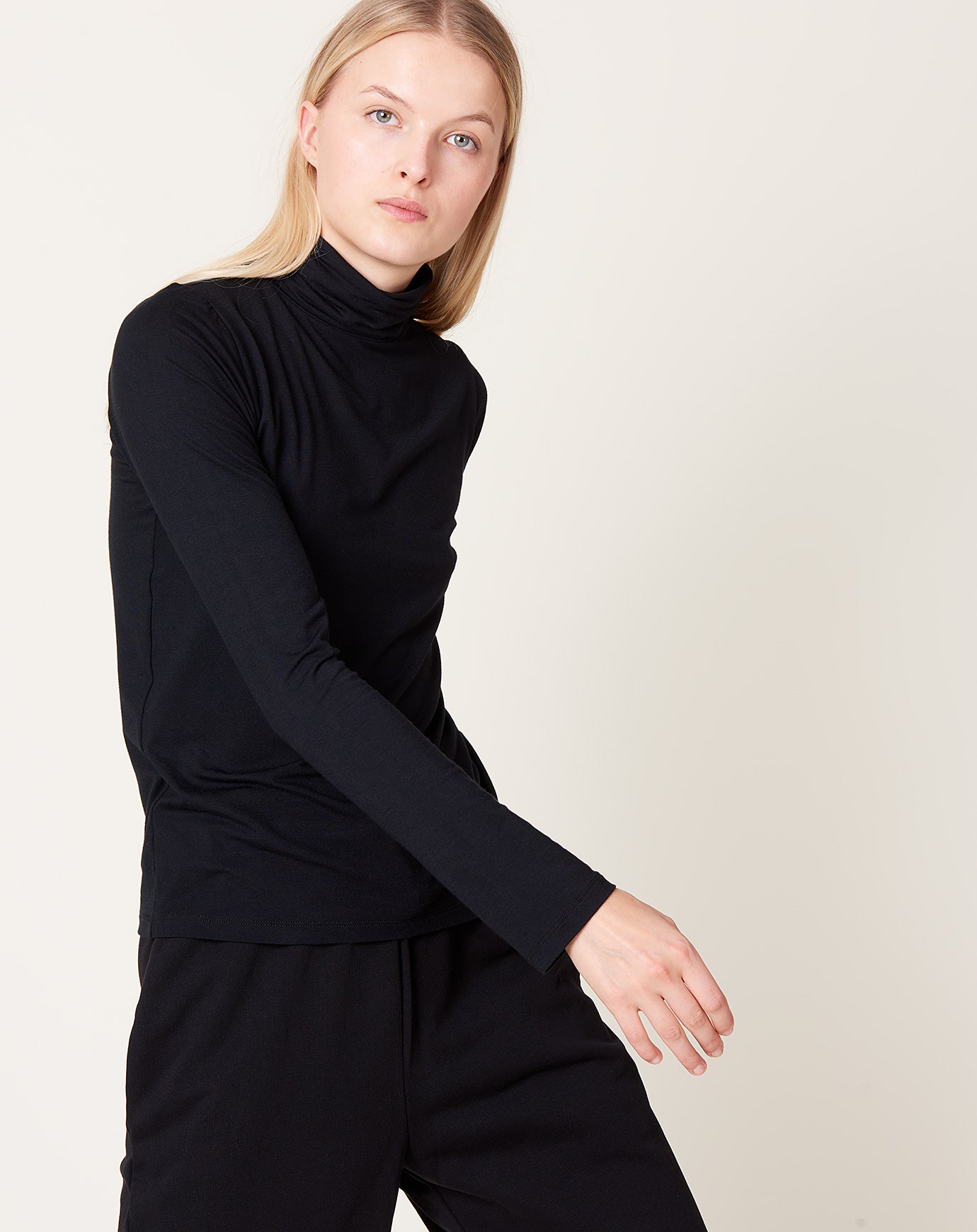 Baserange Turtle Neck in Black