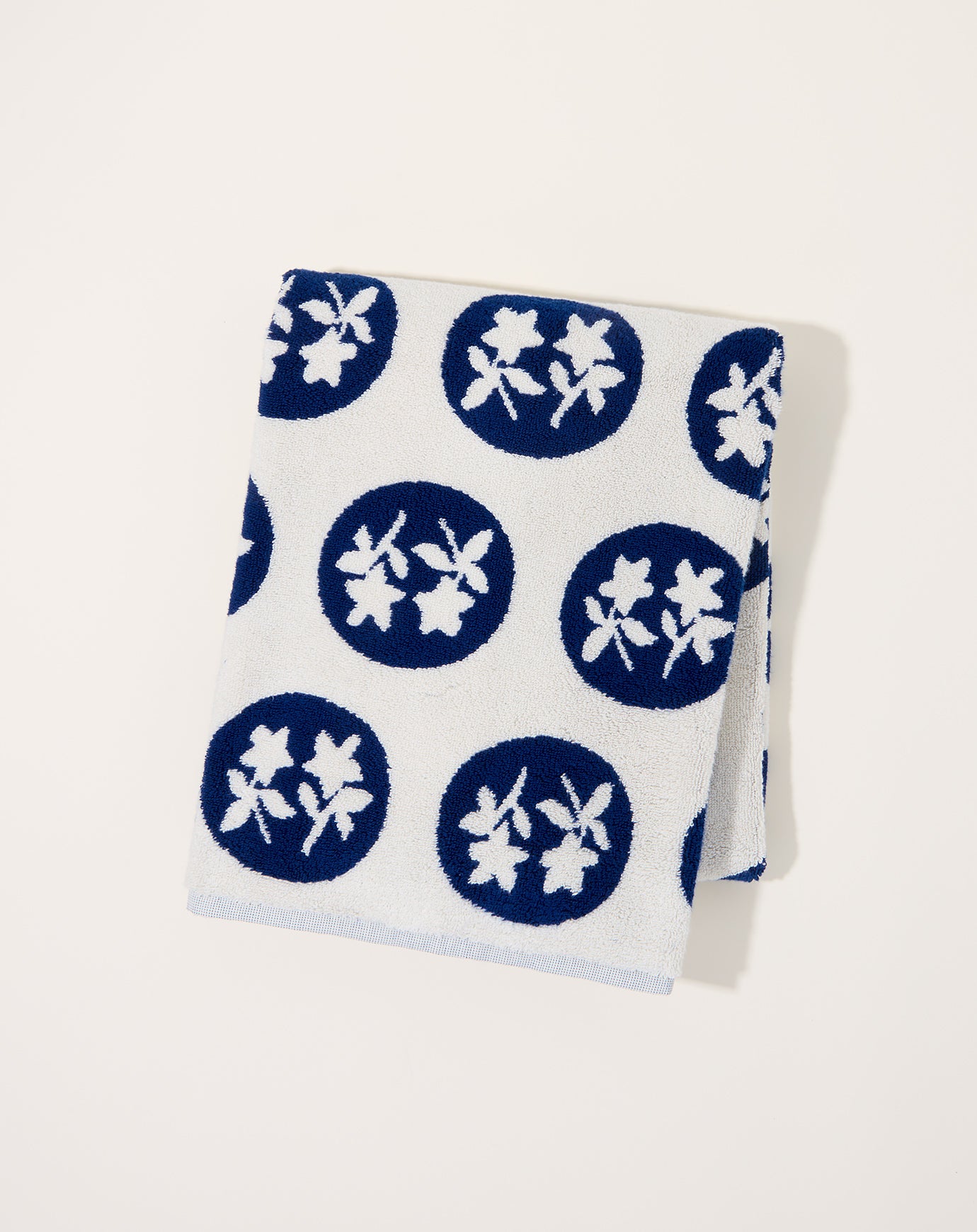 Dusen Dusen Navy Pattern Bouquet Bath Towel