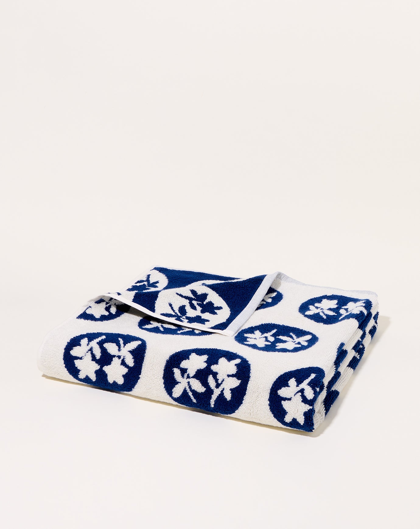 Dusen Dusen Navy Pattern Bouquet Bath Towel
