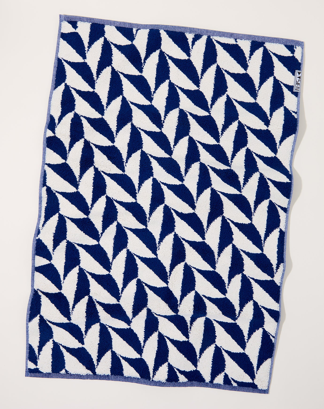 Dusen Dusen Navy Pattern Scallop Bath Mat