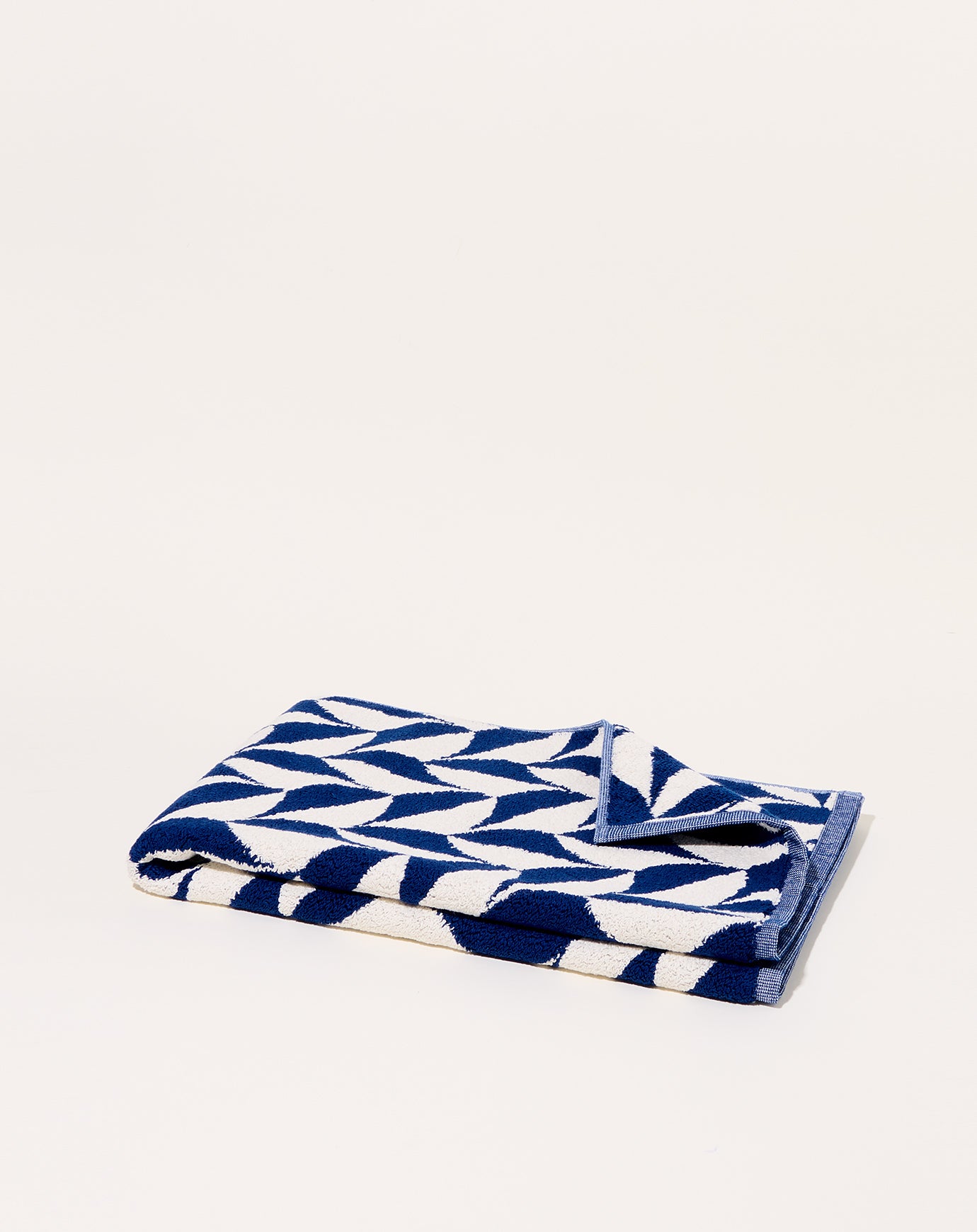 Dusen Dusen Navy Pattern Scallop Bath Mat
