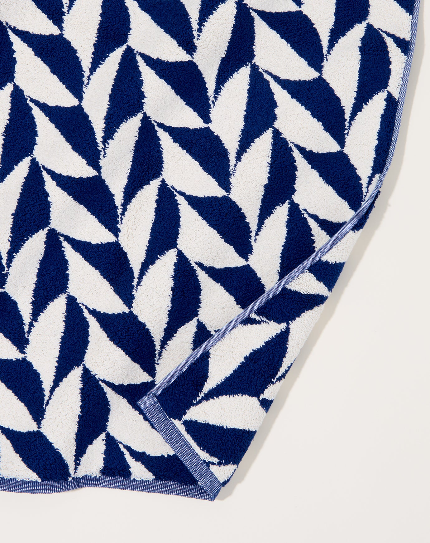 Dusen Dusen Navy Pattern Scallop Bath Mat