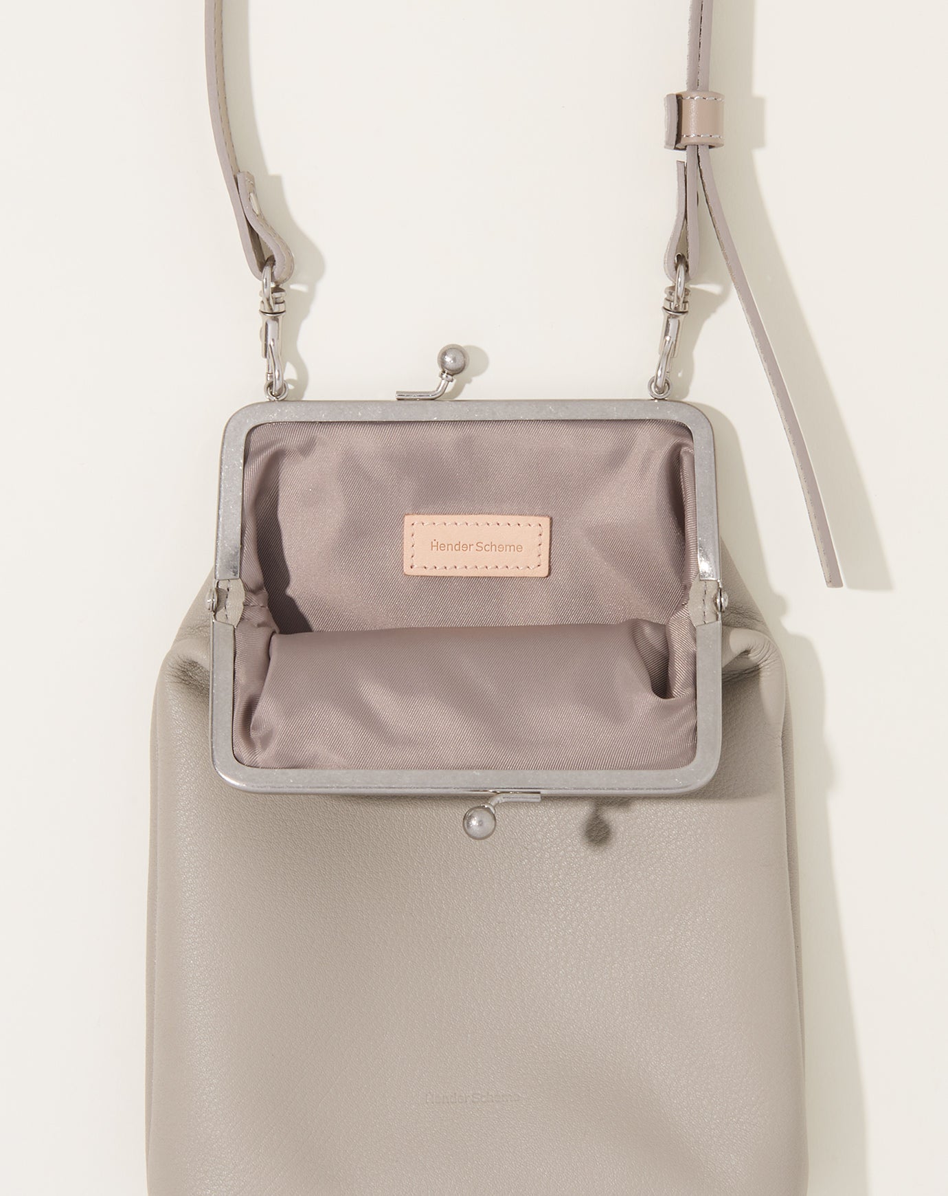 Hender Scheme Cow Snap Pochette in Oak