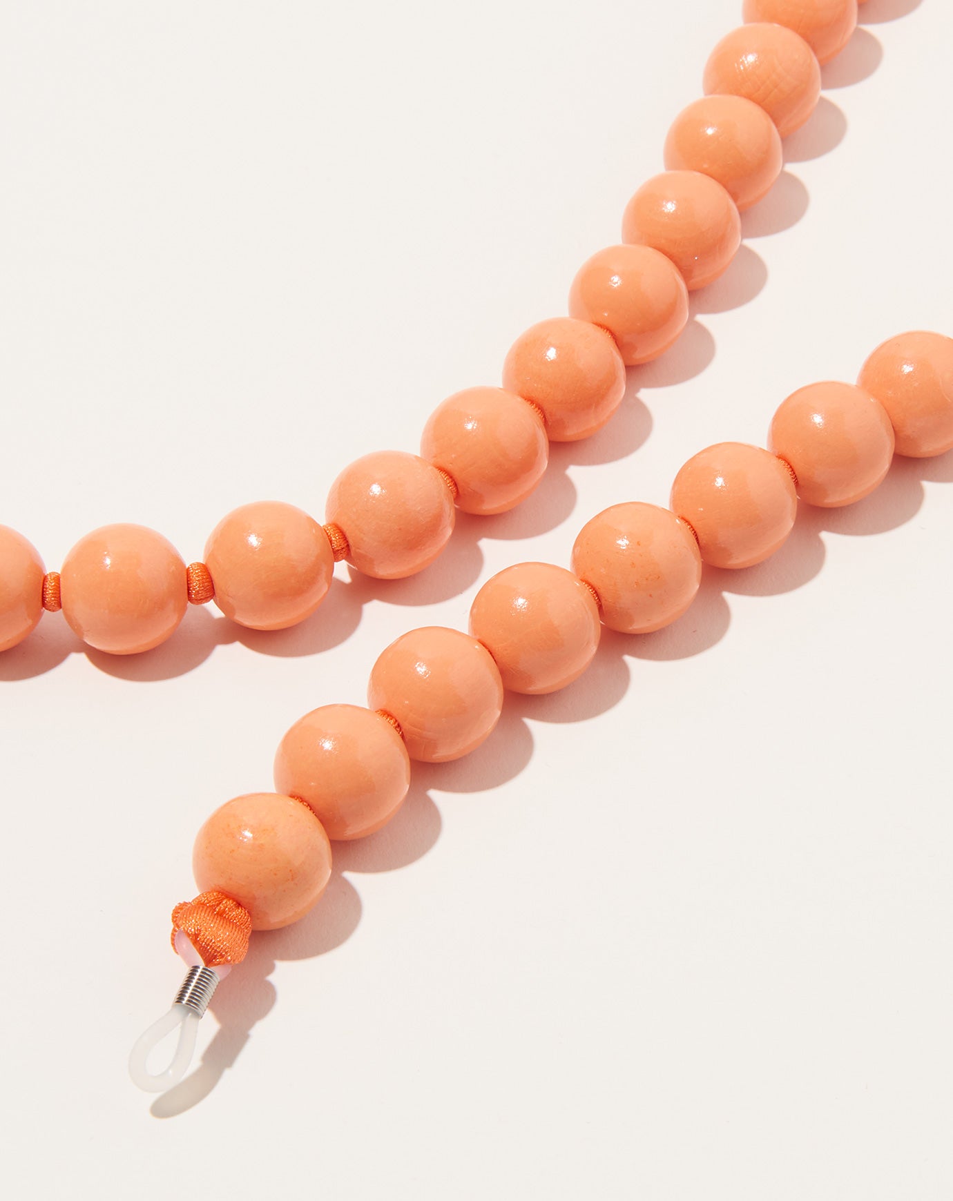 Ina Seifart Brillenkette Big Eyeglass Chain in Peach on Orange