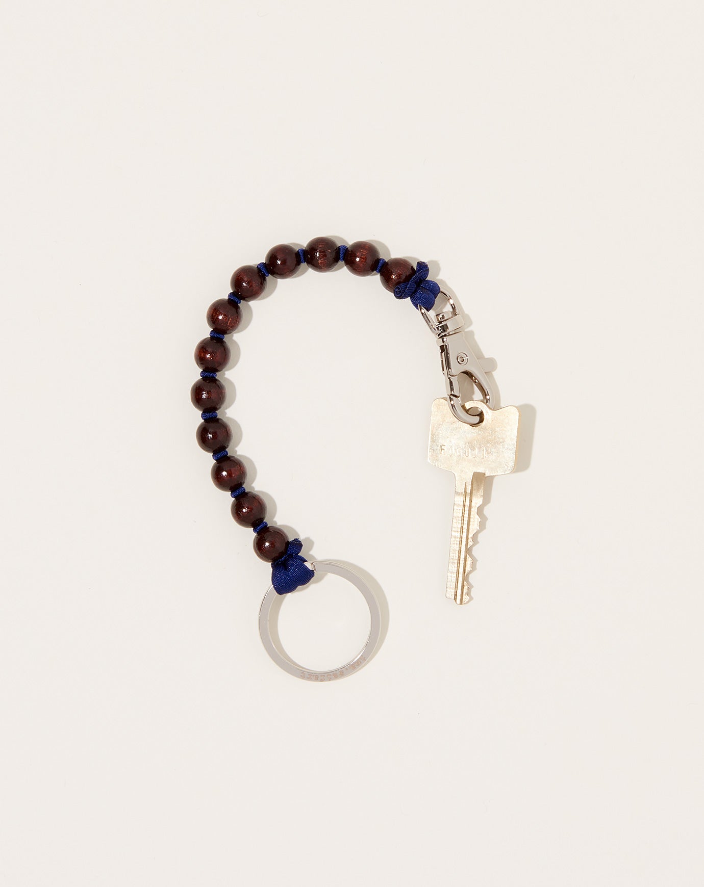 Ina Seifart Perlen Short Keyholder in Dark Brown on Dark Blue