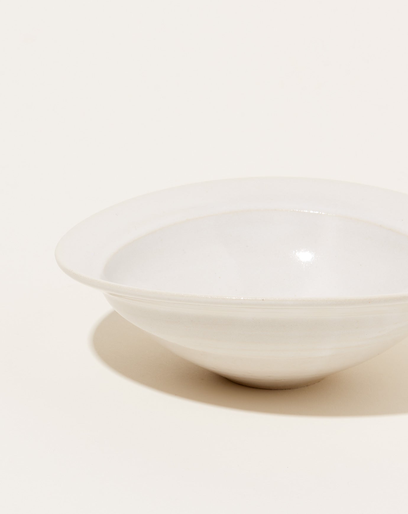 Monohanako Medium Rim Bowl in White