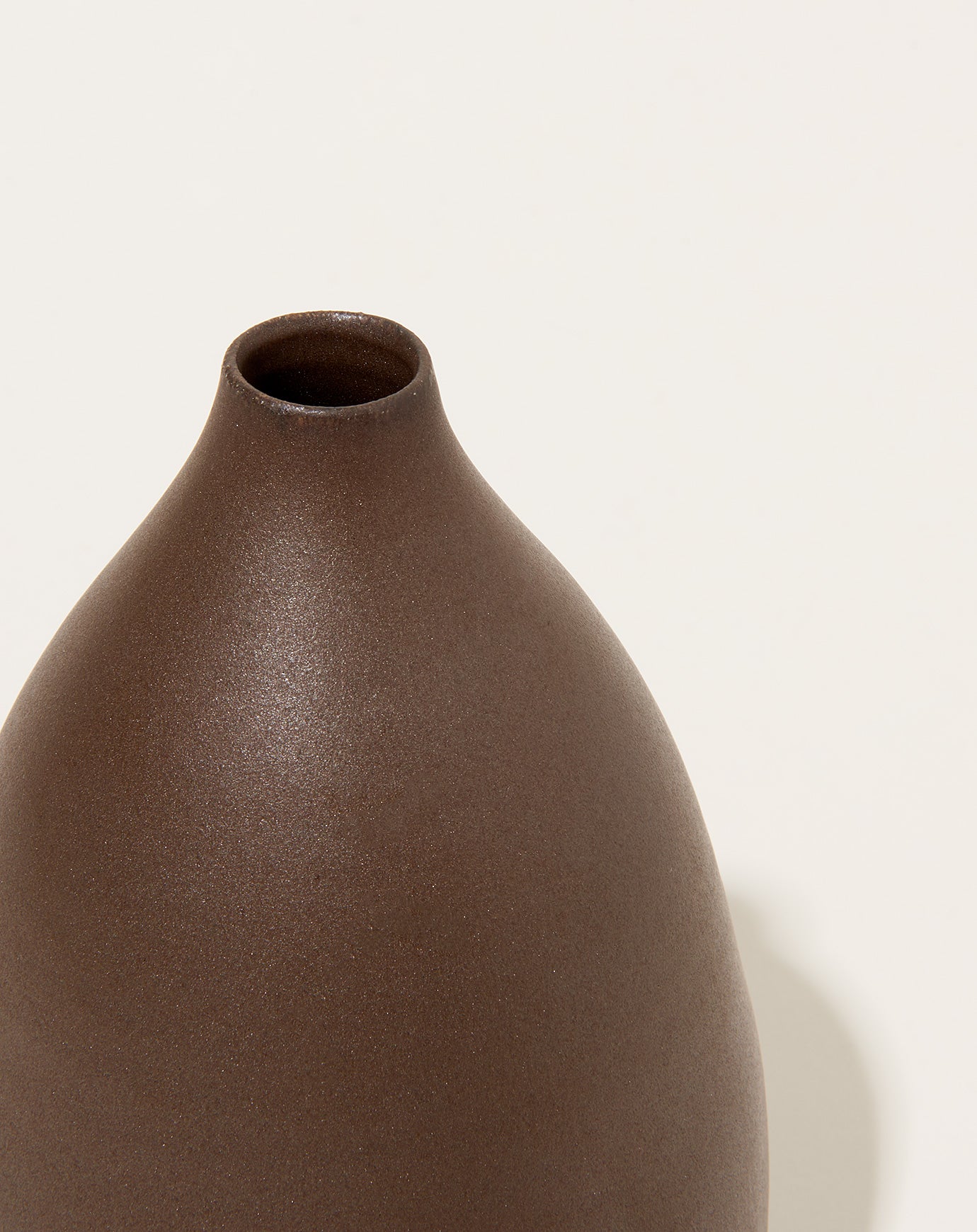 Monohanako Vase in Chocolate