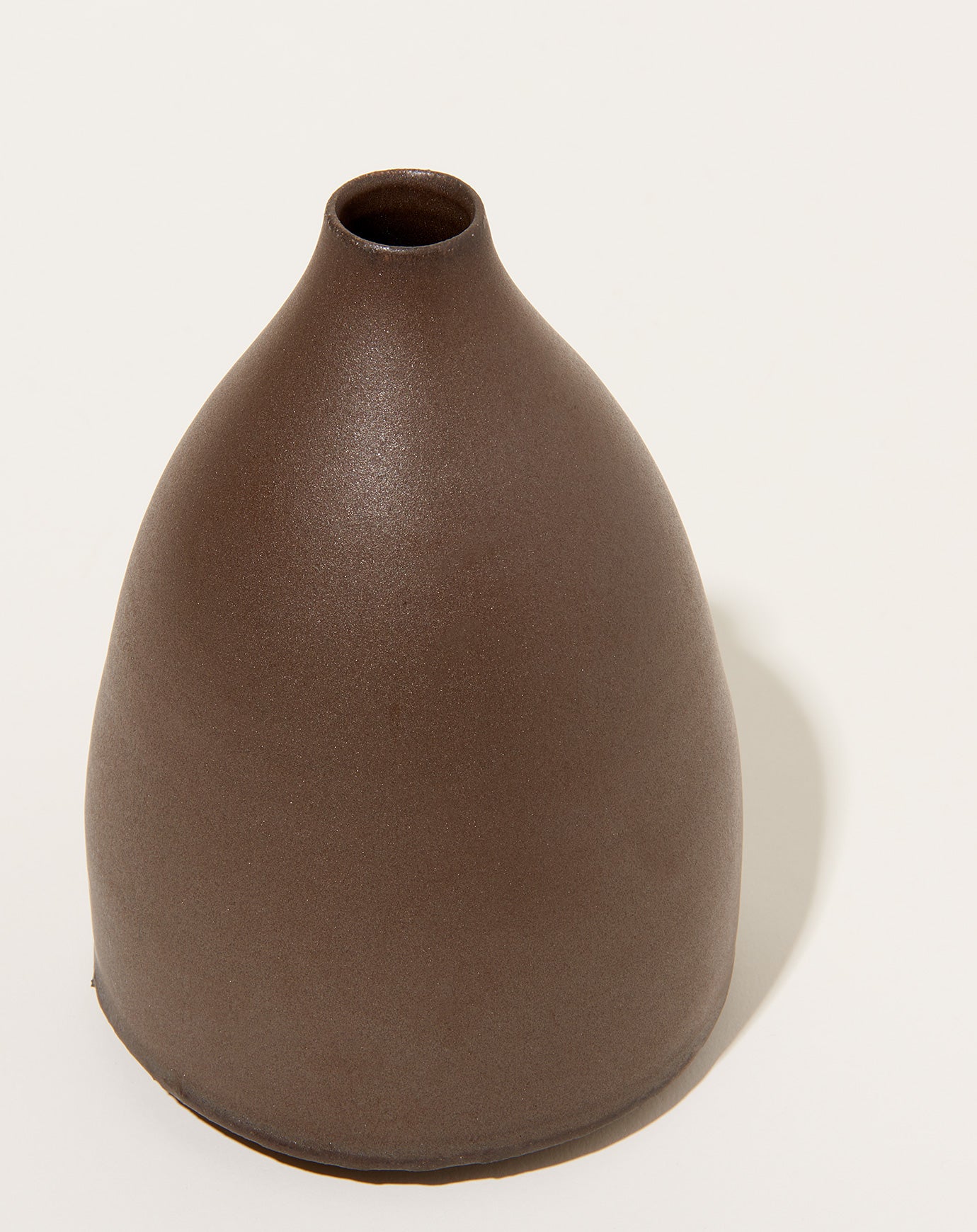 Monohanako Vase in Chocolate