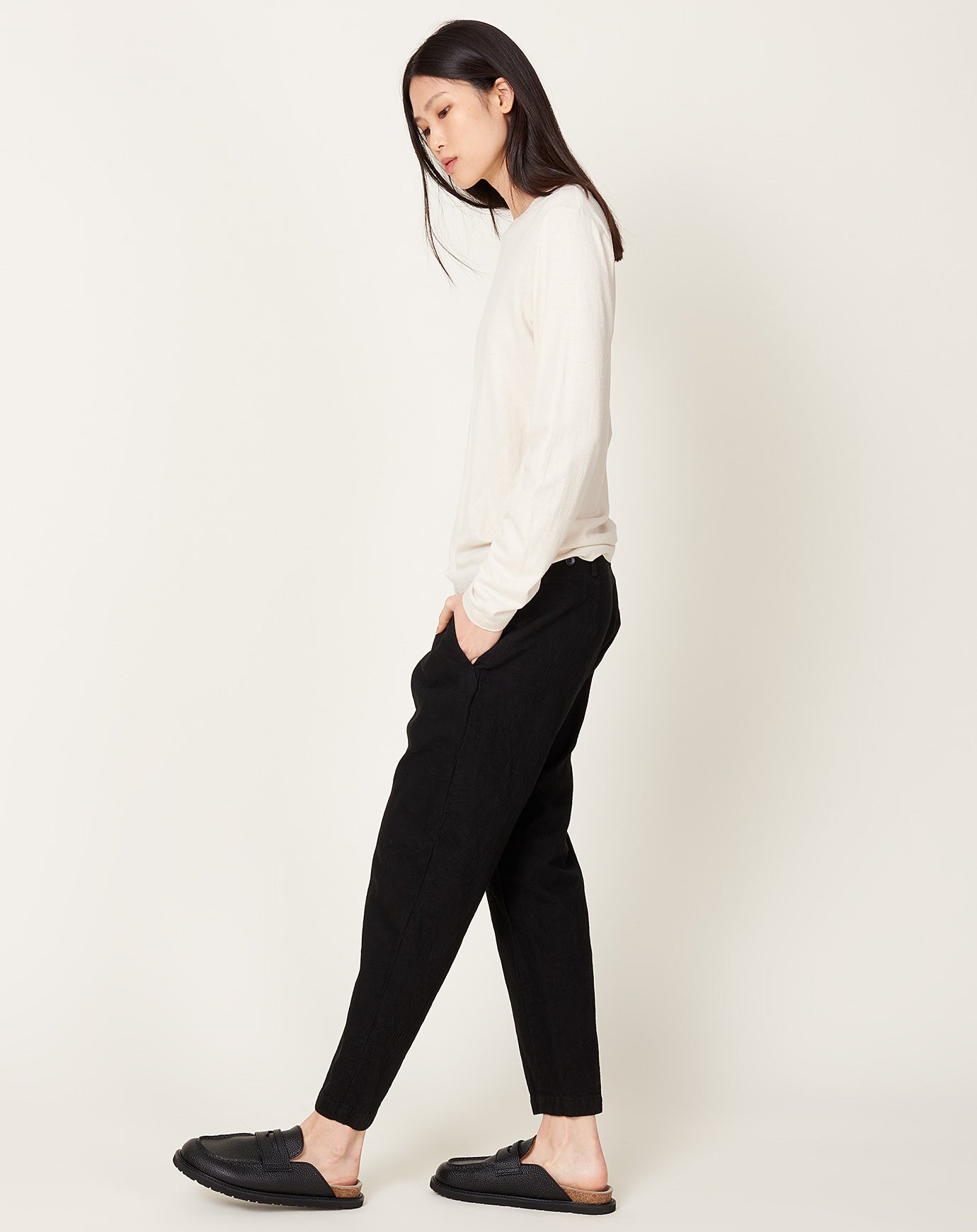 Pas de Calais Reclyed Denim Loose Slim Pants in Black