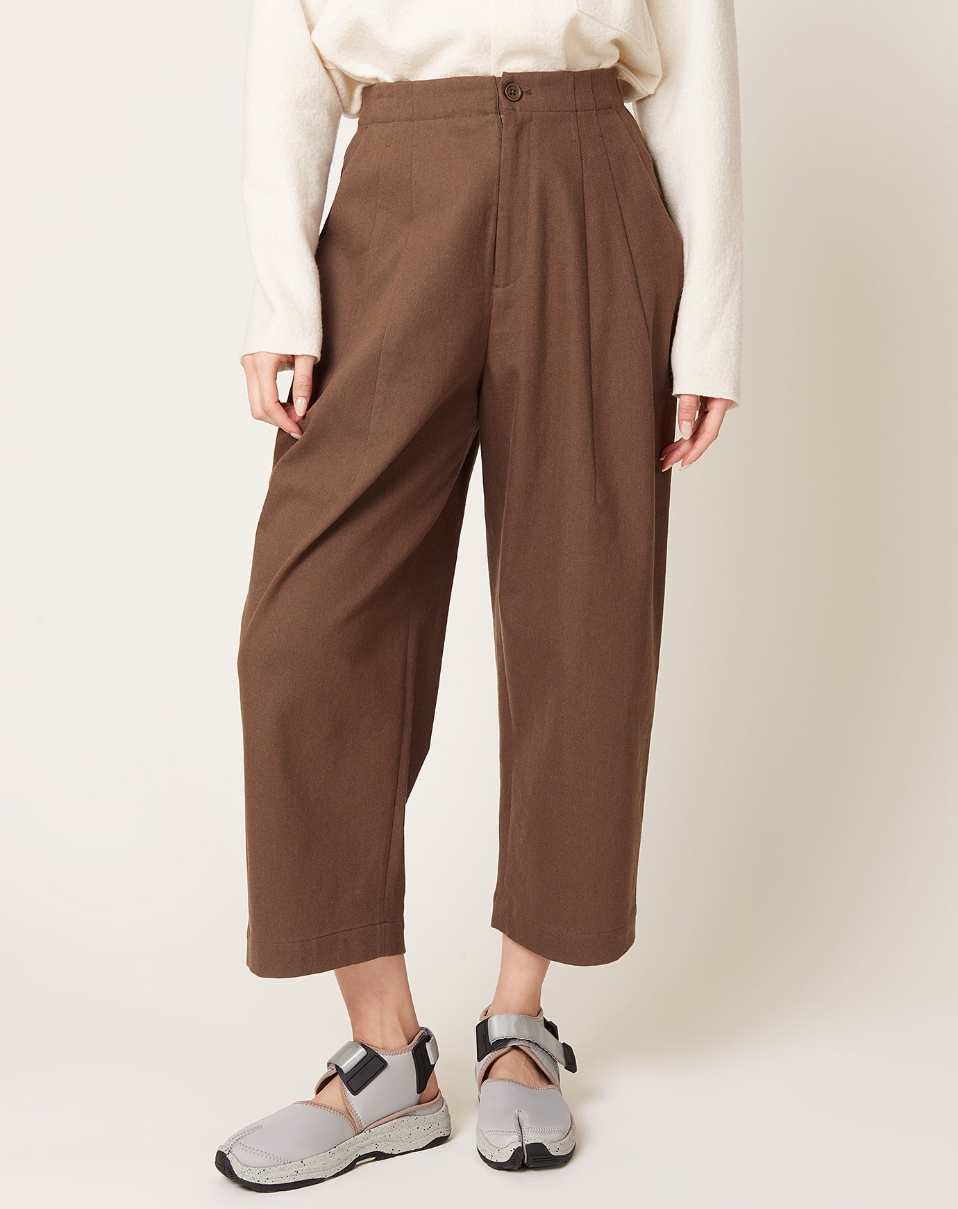 7115 by Szeki Pleated Trouser in Brown