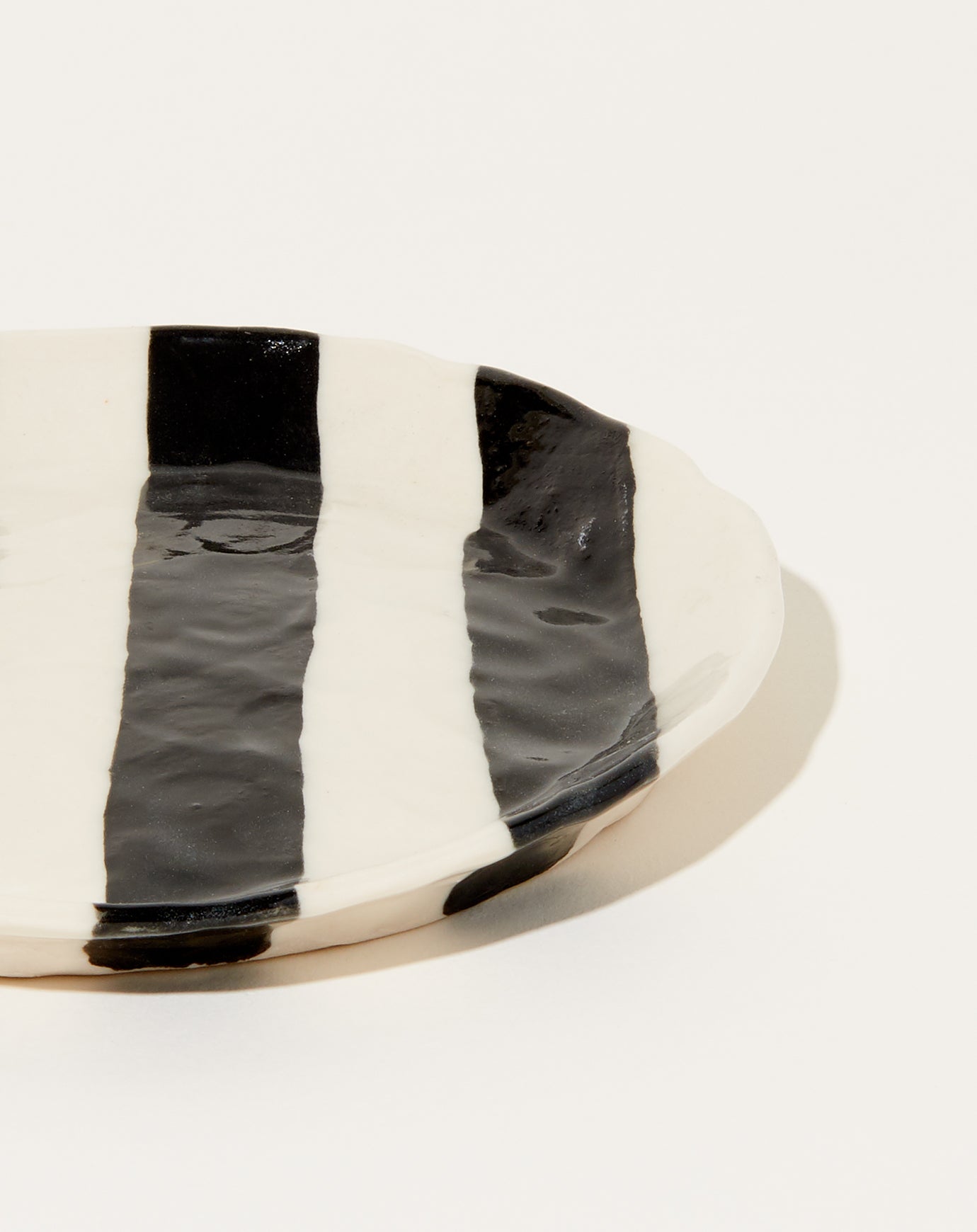 Isabel Halley Ribbon Plate in Black