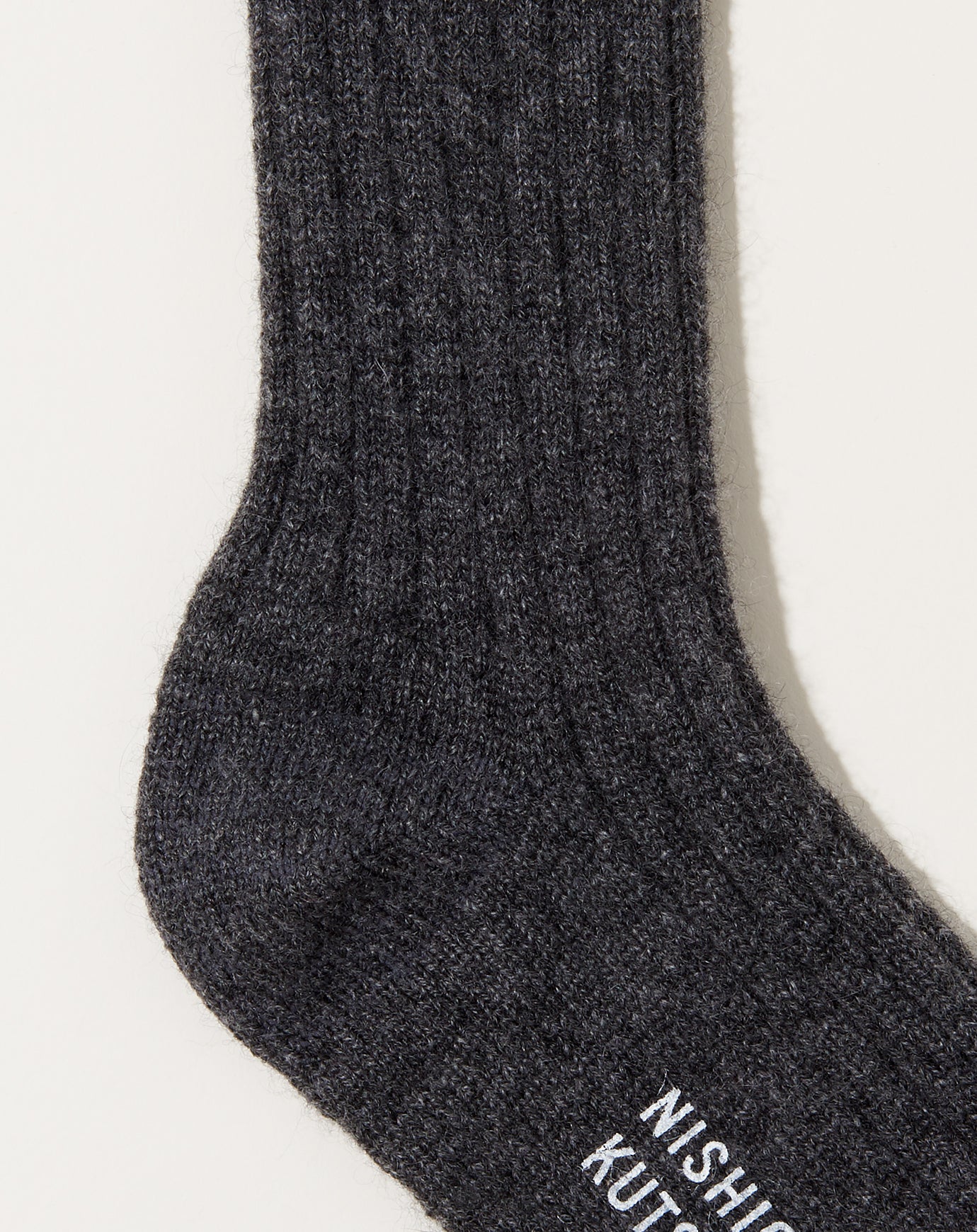 Nishiguchi Kutsushita Cashmere Ribbed Socks in Charcoal