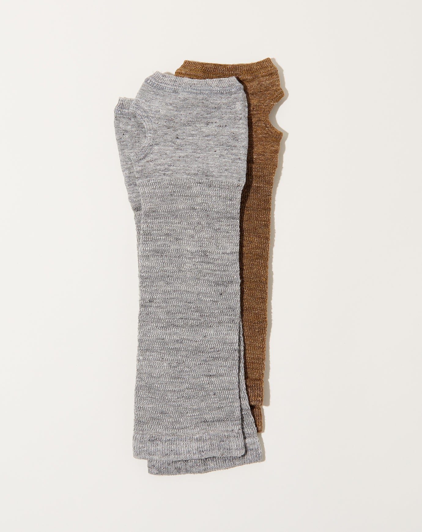 Nishiguchi Kutsushita Short Linen Arm Covers in Light Grey