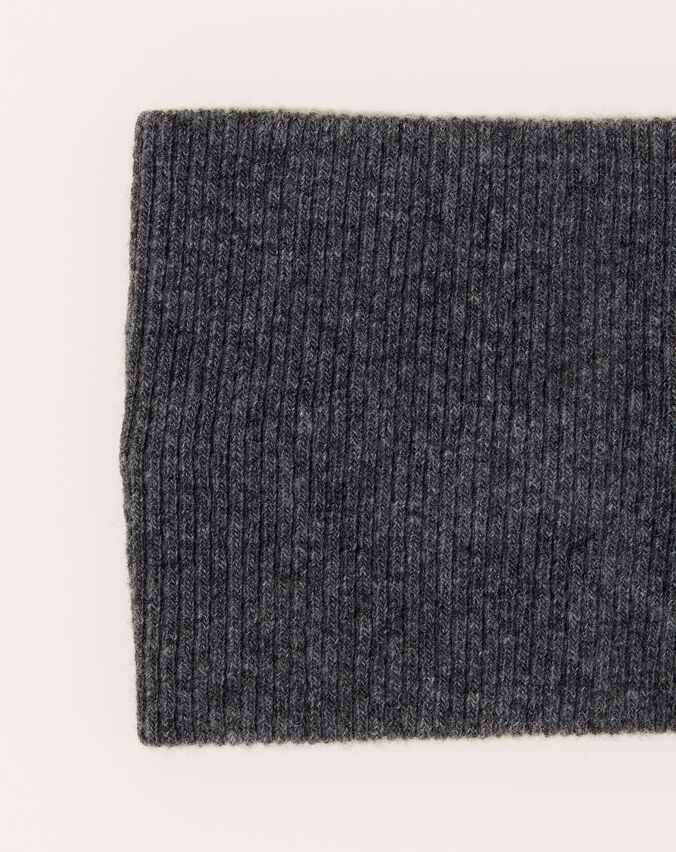 Nishiguchi Kutsushita Lightweight Cashmere Neck Warmer in Charcoal