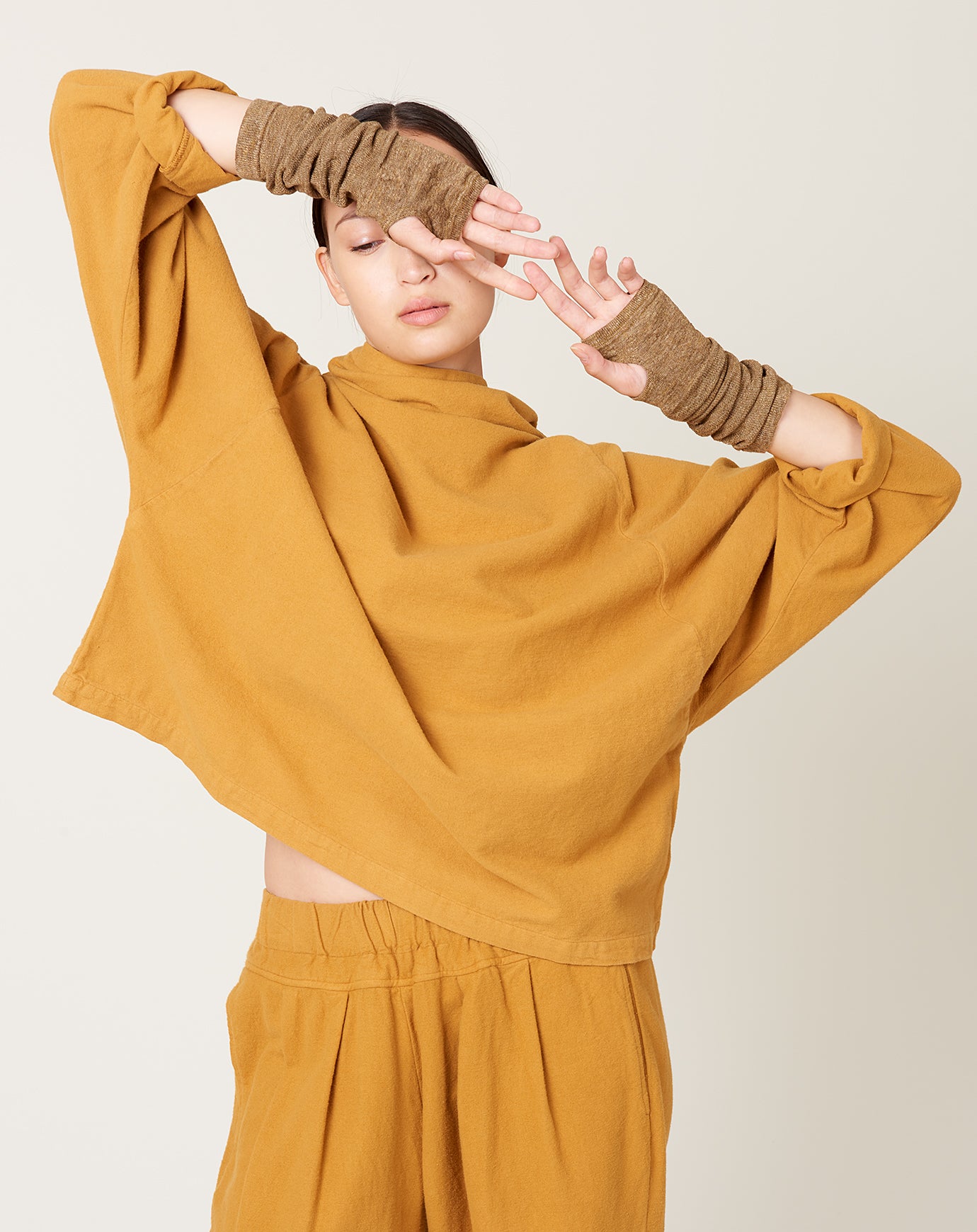 Nishiguchi Kutsushita Short Linen Arm Covers in Khaki