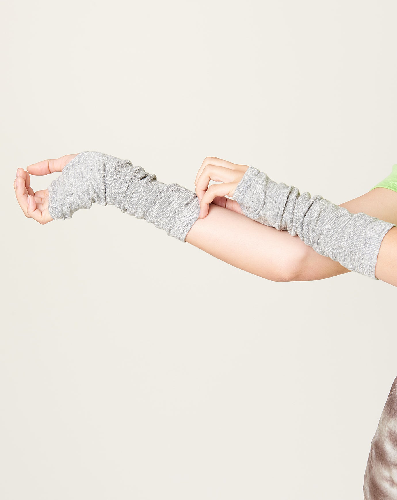 Nishiguchi Kutsushita Short Linen Arm Covers in Light Grey