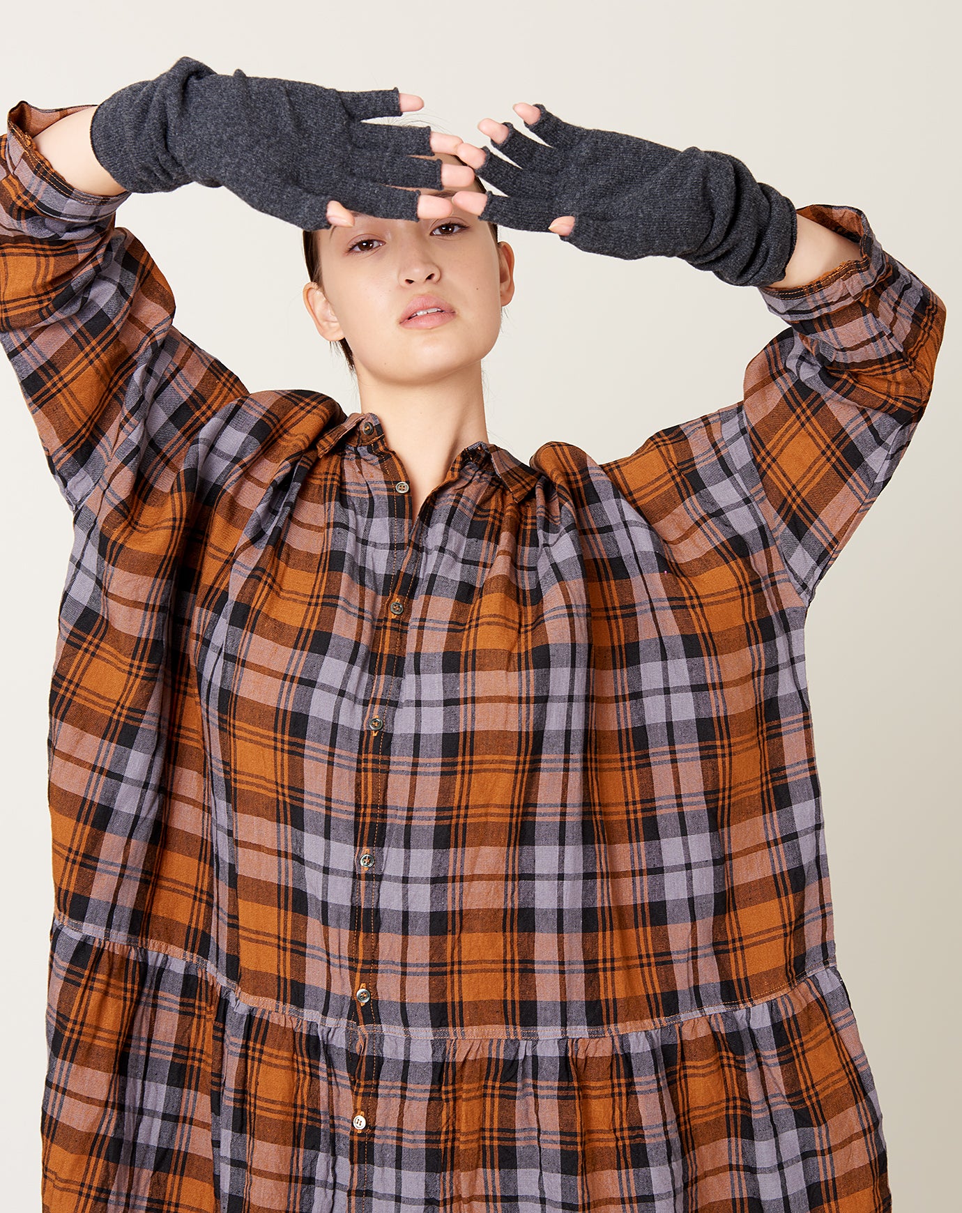 Nishiguchi Kutsushita Wool Arm Warmers in Charcoal